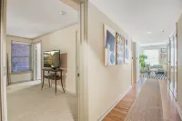 Midtown Light filled Stylish Walkable everywhere