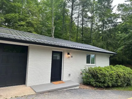 Trailhead Cottage - Half mile to PNF,  dog friendly!