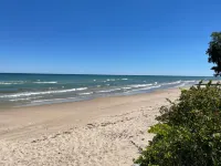 Bright and Cheerful Lake Front Beach Cottage
