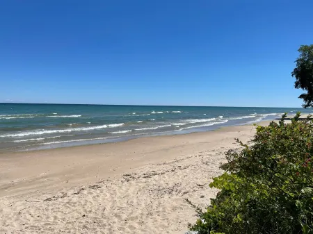 Bright and Cheerful Lake Front Beach Cottage