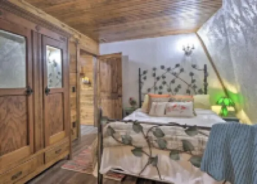 Cedar Bluff Hobbit House - Lake View, 3 private gated acres