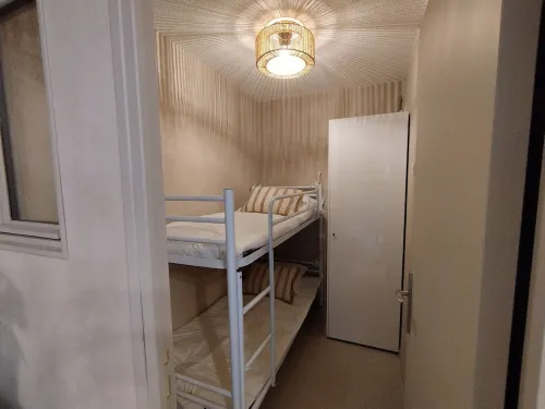 Air-Conditioned Apartment 3 Minutes' Walk from the Beach and Shops