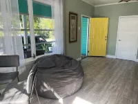 Lucy’s Beach Hideaway, 2 block to restaurants & waterfront