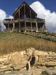 Starry Nights Lodge, Beautiful Views, Hot Tub, Firepit, 15 mins from Boone Elk Knob State Park附近的飯店