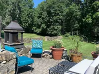 Farmhouse apartment on beautiful grounds. 2 mi. to Candlewood Lake 新費爾菲爾德酒店