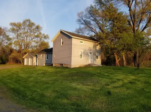 The Shepard Farmhouse on Acreage, a Private House