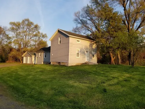 The Shepard Farmhouse on Acreage, a Private House