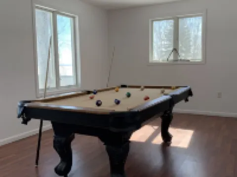 Lakeside Sunrise Cottage with hot tub Hotels in Alburgh
