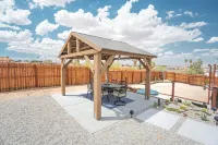 Joshua Tree National Park-Gorgeous Home-HotTub+Game Rm+Views+EV Charger! Hotel dekat Old Schoolhouse Museum