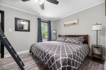 Magnolia Small Apartment w/ King-size Amenities- High Quality Beds & Pillows!