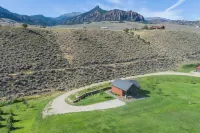 New Luxury Mountain Modern Cabin Near Yellowstone