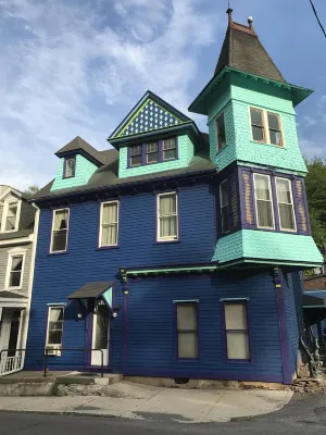Large private apartment with view of the Old Jail Museum in historic Jim Thorpe.