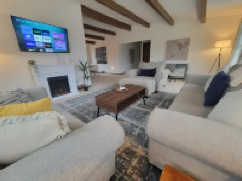 The Gwen // Charming 2-bedroom upstairs apartment in quiet duplex