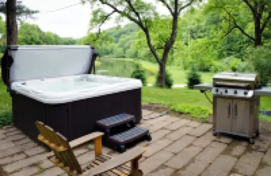 Private Cabin w/Hot Tub. Woods and nature 漢諾威酒店