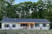 Stellar’s Place -Brand New Hot Tub, King Bed, Conveniently Located, Clean, Games