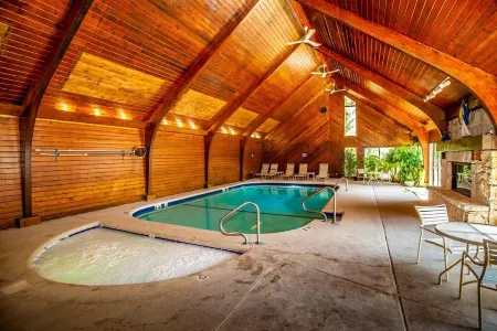 Indoor/Outdoor Pools! Hot Tub!! Sauna!!! Steam Room!!!! Relaxation!!!! Отели в г. Осейдж Тауншип