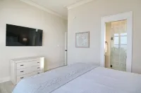 Bayfront, Pool, Pier, 2 Hot Tubs!, Sandy Beach, Private, steps from beachfront