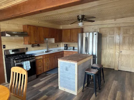 Unit A Country house near Warrensburg Отели в г. Johnson County