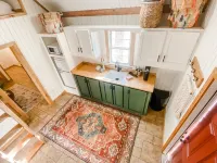 Cozy cabin in serene natural setting. Rustic charm with modern amenities!