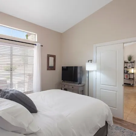 On HGTV Show House Hunters! Heated Pool! Family & Dog friendly, Prime location!