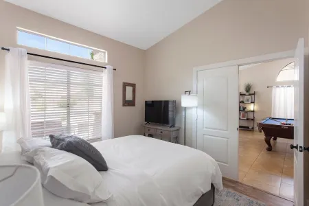 On HGTV Show House Hunters! Heated Pool! Family & Dog friendly, Prime location!