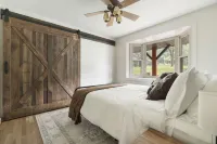 Amazing views, hot tub/outdoor fireplace, countryside, farm with calves & goats.