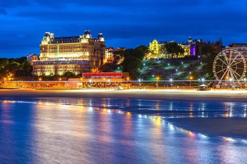 Boutique luxury countryside cottage with hot tub, log burner, 4 poster & firepit