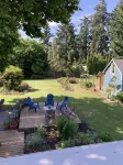 Lovely two-bedroom garden suite near Willamette River bike path