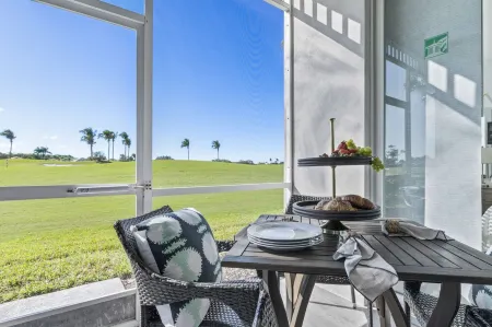 5-Star Deluxe Naples 2Bd/2Br. Resort Heated Pool. Golf. Pickleball. Tennis