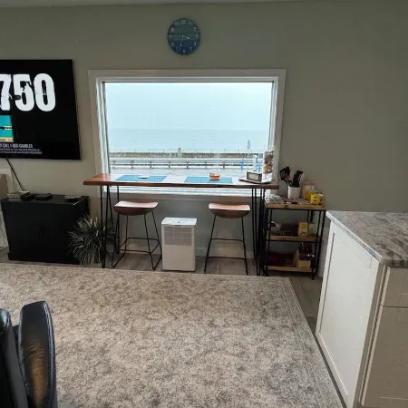 Ocean Front Penthouse Suite Magnificent Oceans views & King Bed