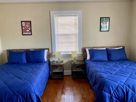 Perfect for large families and groups, located walking distance to Downtown