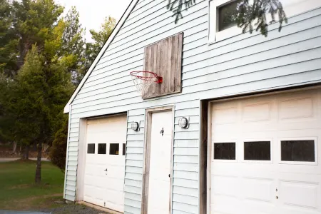 Cheerful 3-bedroom cabin with mountain view