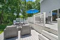 Misquamicut Beach House, Just 1 Mile From the Ocean!