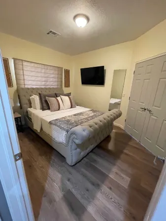 Golf Course Oasis w/private pool --- close to everything Отели рядом с достопримечательностью «Splash Pad»