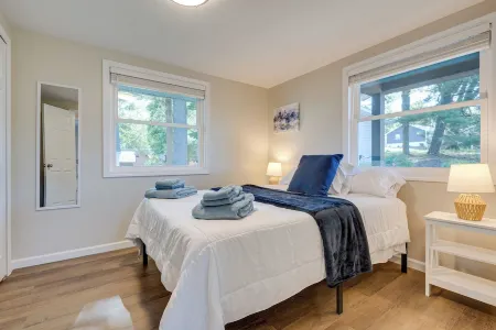 LAKEFRONT LUXURY HAVEN: LAKE HOME ON APPLE VALLEY LAKE IN OHIO w/ PRIVATE DOCK