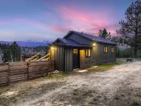 Stylish 2-bedroom Cabin with Breathtaking Mountain Views + Hot Tub Hotels in Bailey