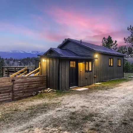 Stylish 2-bedroom Cabin with Breathtaking Mountain Views + Hot Tub