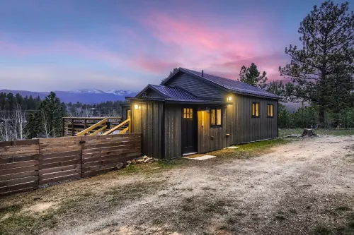 Stylish 2-bedroom Cabin with Breathtaking Mountain Views + Hot Tub
