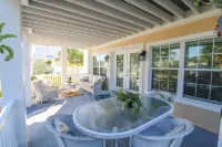 Luxury Beach House, Private Salt Pool. Walk to the Private Beach