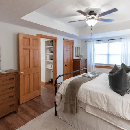 Stunning Views w/Firepit, 2/1 Cottage, Creek, Starlink, Ada + Pet Friendly Hotels in Cowee