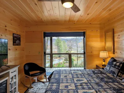 Spacious Mountain Retreat w/ Hot Tub & Game Room Отели рядом с достопримечательностью «Миллер Трик Трейлхед»