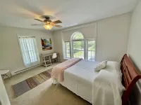 A Perfect Getaway: Hot Tub ~ Pinball ~Game Room ~ Pet Friendly ~ Remote Office