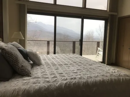 Spectacular Views! Hot tub, Hiking, Waterfalls, FishingReduced Rates