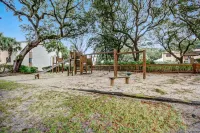 ONE BLOCK from the beach! Weekly and monthly discounts offered.