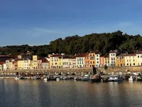 Just a stone's throw from the port and 300 m from a cove. Hotels in Port-Vendres