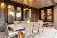 Cozy City Cabin w/King Bed/Fire Pit/Foosball/ Arcades/Playground and Nice Yard