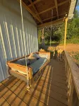 Charming rustic modern 2-bedroom cabin farm stay, privacy & close to town!