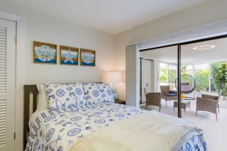 Ami Duplex w/ Heated Pool & Spa • Walk to Beach • Sleeps 10