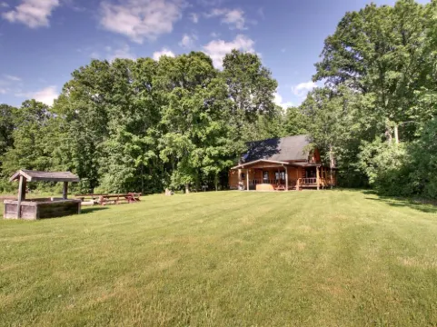 Authentic Log Cabin! - Mountain Views-Campfires FREE wood - Hot Tub - Near Lake