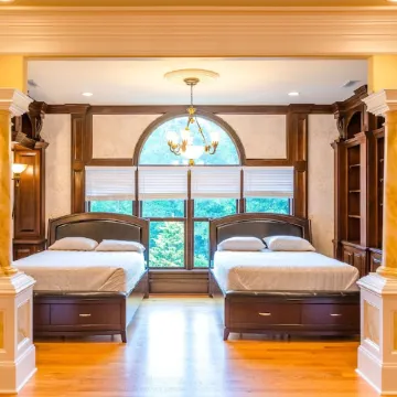 Large House w/ Private pool - perfect for Golfing Groups (12) beds